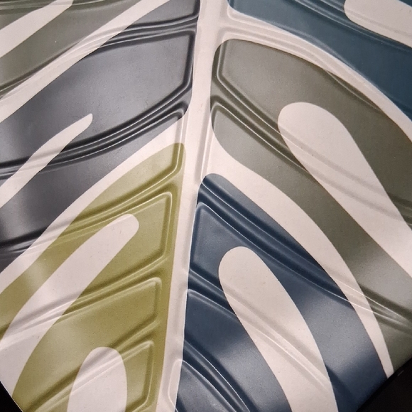 Leaf-Shaped Multicolor Platter - Picture 5 of 7